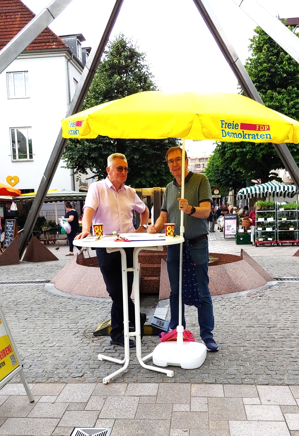 FDP-Ratsherren Dr. Herbert Spägele und Professor Dr. Thomas Kattler auf dem Wochenmarkt Tuttlingen aktiv beim Unterschriften sammeln für das Volksbegehren "XXL-Landtag verkleinern".