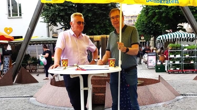 FDP-Ratsherren Dr. Herbert Spägele und Professor Dr. Thomas Kattler auf dem Wochenmarkt Tuttlingen aktiv beim Unterschriften sammeln für das Volksbegehren "XXL-Landtag verkleinern".