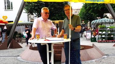 FDP-Ratsherren Dr. Herbert Spägele und Professor Dr. Thomas Kattler auf dem Wochenmarkt Tuttlingen aktiv beim Unterschriften sammeln für das Volksbegehren "XXL-Landtag verkleinern".